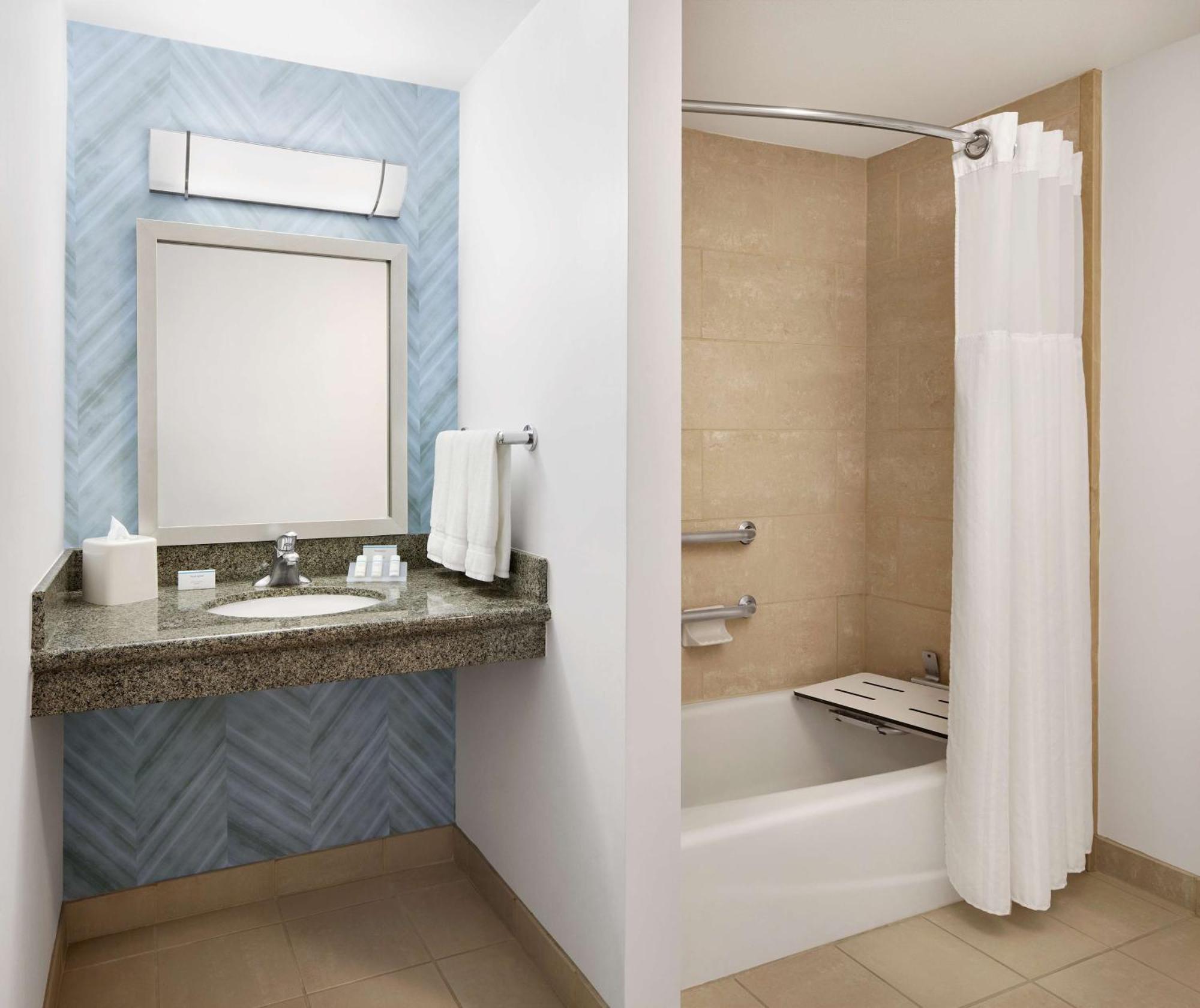 King Room with Bath Tub - Mobility Access,1548861259:JPEG